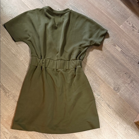 Chic Olive Green Dress with Elastic Waist and Pockets - Picture 9 of 10